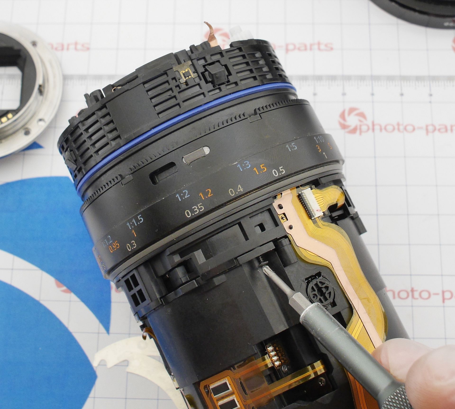 Полная разборка Sony FE 90mm F2.8 G OSS - разделение половин